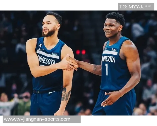 唐斯自豪于华子成就每次路过阿迪门店必停留欣赏他的海报