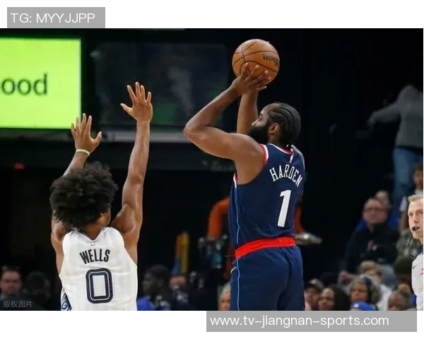 哈登失误未回头巴图姆踩线后失落卢指导直接选择离场